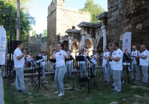 “Müzik Şehrin Kalbinde”nin ilk durağı Hadrianus Kapısı oldu